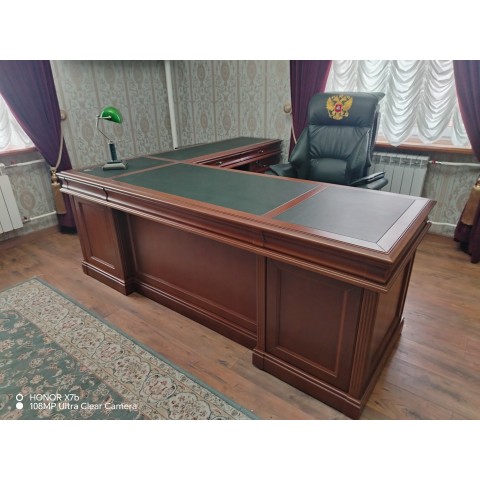 Стол угловой для руководителя из массива и шпона дерева с кожаной вставкой.