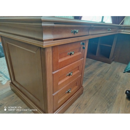 Стол руководителя угловой двухтумбовый R-142 (кожаная вставка): массив и шпон дерева от кабинета Ришар: правый или левый