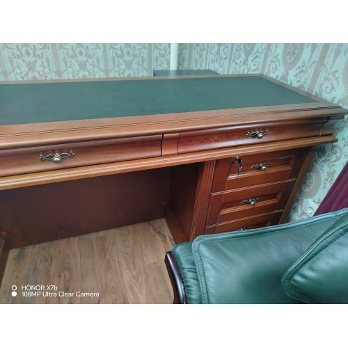 Стол руководителя угловой двухтумбовый R-142 (кожаная вставка): массив и шпон дерева от кабинета Ришар: правый или левый