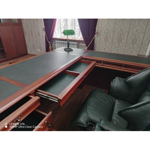 Стол руководителя угловой двухтумбовый R-142 (кожаная вставка): массив и шпон дерева от кабинета Ришар: правый или левый