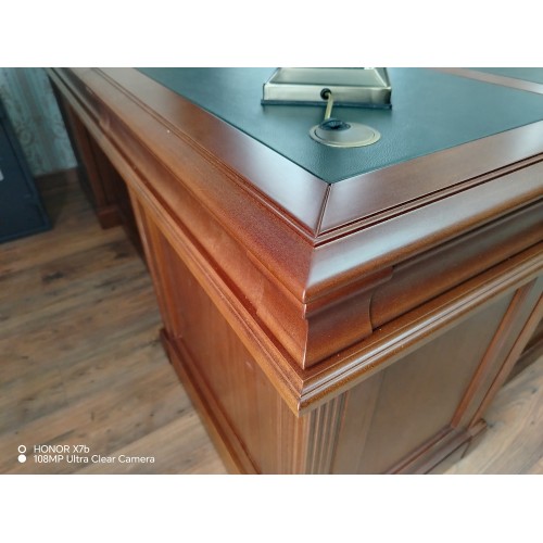 Стол руководителя угловой двухтумбовый R-142 (кожаная вставка): массив и шпон дерева от кабинета Ришар: правый или левый