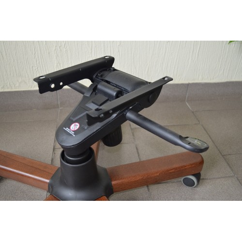 Кресло руководителя Пикассо с гербом (деревянная крестовина)