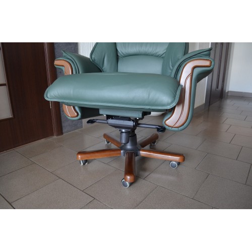 Кресло руководителя Пикассо с гербом (деревянная крестовина)