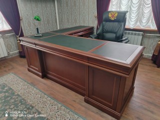 Стол угловой для руководителя из массива и шпона дерева с кожаной вставкой.