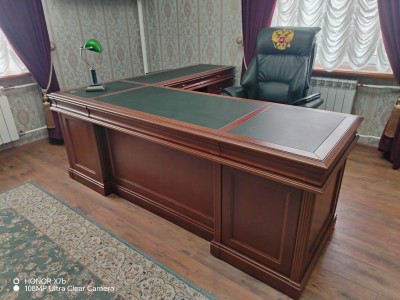 Стол угловой для руководителя из массива и шпона дерева с кожаной вставкой.
