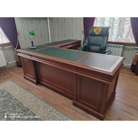 Стол угловой для руководителя из массива и шпона дерева с кожаной вставкой.